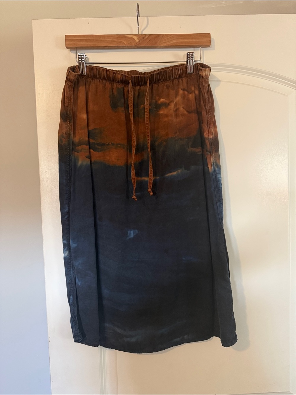 Cloth and Stone Tie-Dye Drawstring Midi Skirt in Rust and Navy